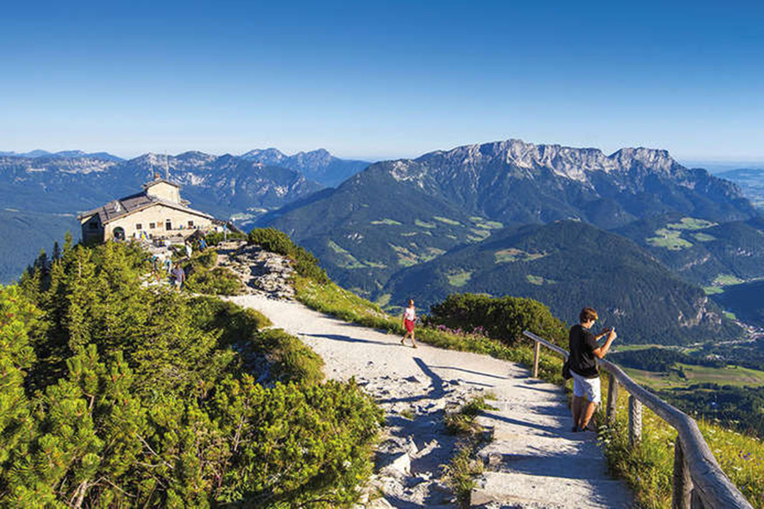 Blick über den Aussichtspunkt auf dem Kehlsteinhaus mit dem Untersberg und dem Berchtesgadener Talkessel